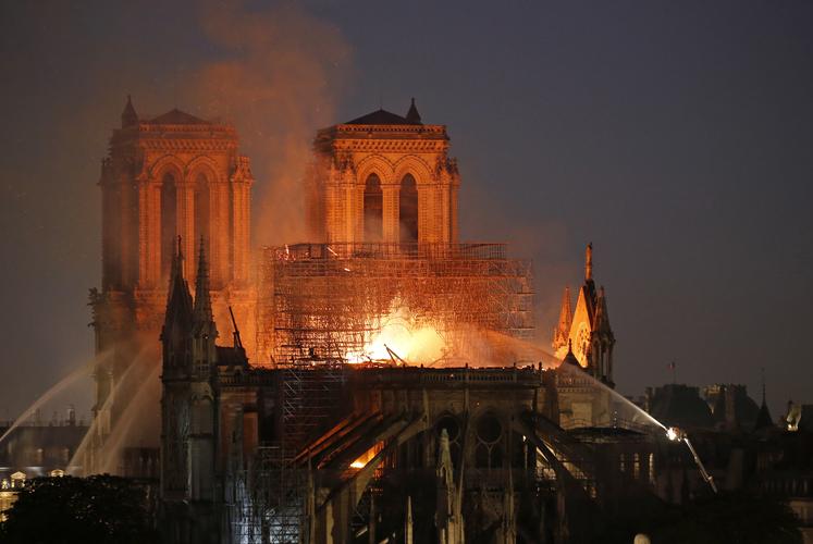 Rebuilding Notre Dame手机免费在线播放